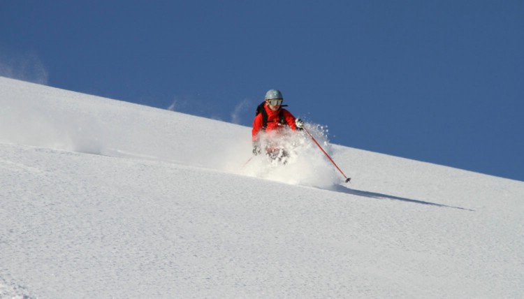 Tiefschnee fahren von Ulrika, Voitasriita. Mars 28 2011, Heliskiing in Nordschweden. Photo: Andreas Bengtsson