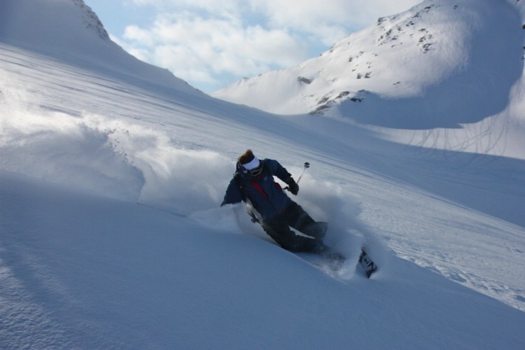 Niklas dusting off on Gorsacohkka glacier, April 14 2009! Photo: Carl Lundberg 