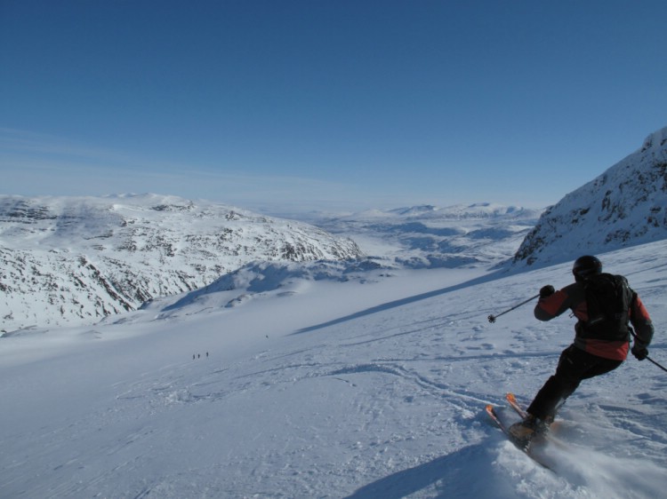 Carving it up on another perfect bluebird day. Heliskiing Riksgränsen, 9th April 2010 Photo: Lisa Auer