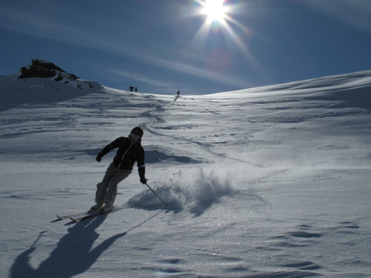 Skiing powder snow in spring sunshine. Heliskiing Riksgränsen, 17th April 2010 Photo: Lisa Auer